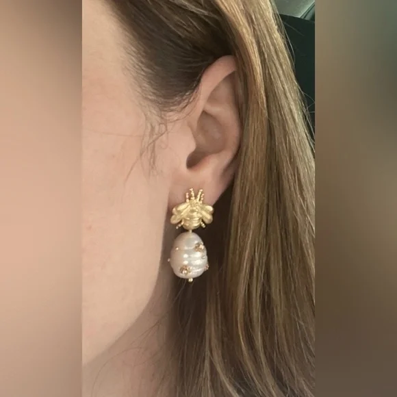 Bee Cultured Pearl Drop Earrings Vintage Bee Pearl Pendant Hypoallergenic - Picture 3 of 9